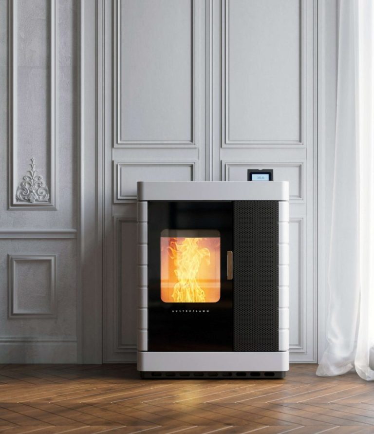 Poêle à bois moderne avec flamme dans un salon élégant et lumineux.