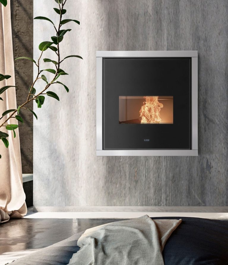 Poêle à bois moderne avec flamme dans un salon élégant et lumineux.