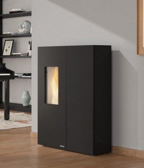 Poêle à bois moderne avec flamme dans un salon élégant et lumineux.